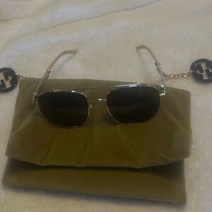 Chic Gold Sunglasses with Chain